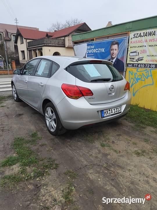Używany Opel Astra 2010 Srebrny Hatchback