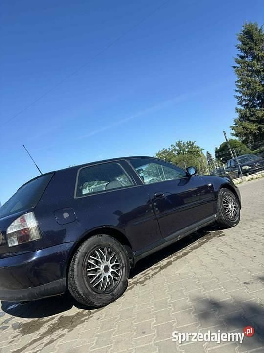 Granatowy Używany 2001 Audi A3 Hatchback | 2200 zł - Obraz 1/4