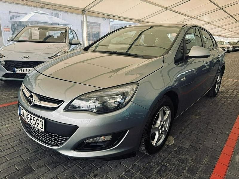 Używany Opel Astra 115 KM (84 kW) 2014 Srebrny Sedan/Limuzyna