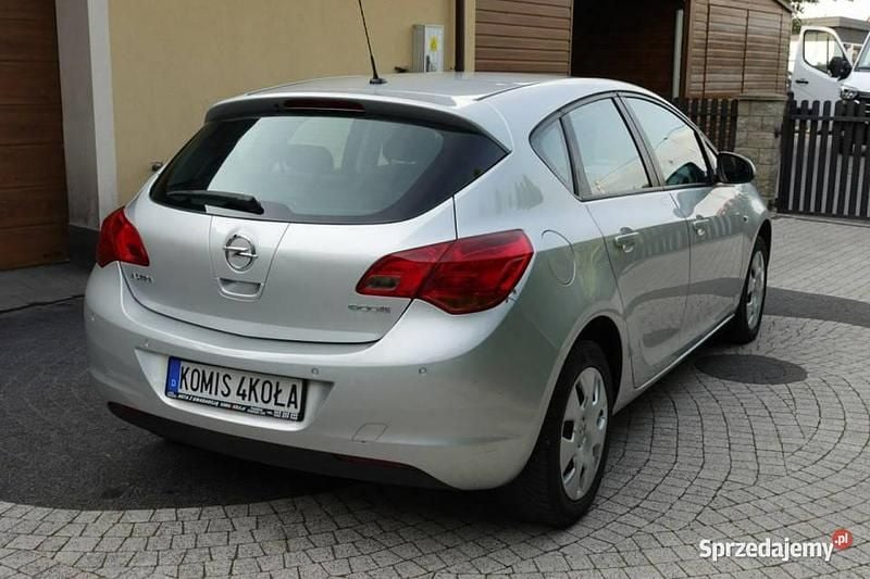 Używany Opel Astra 101 KM (74 kW) 2010 Srebrny Hatchback