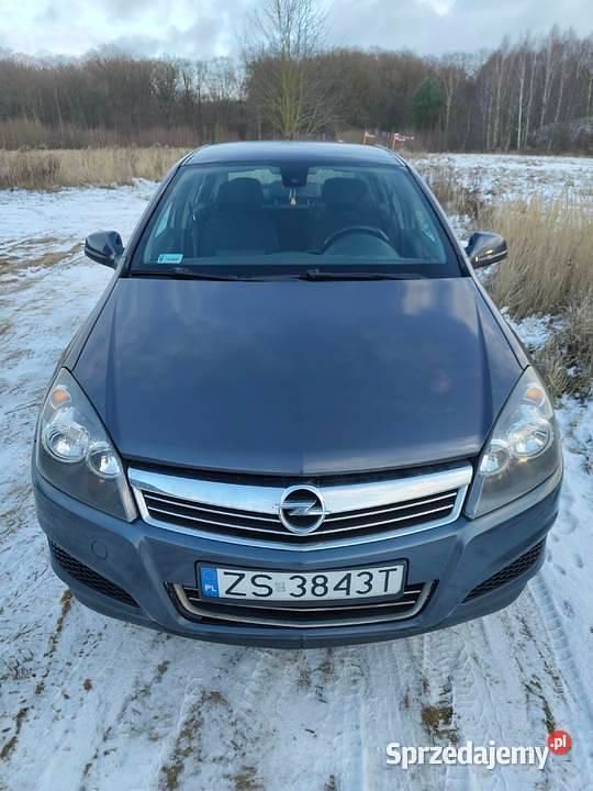 Grafitowy Używany 2010 Opel Astra Enjoy Sedan/Limuzyna | 12 500 zł (Dobra cena) - Obraz 1/4