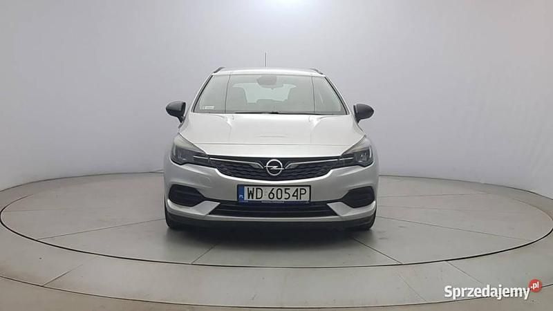 Srebrny Używany 2021 Opel Astra Edition Kombi | 38 800 zł (Dobra cena) - Obraz 1/4
