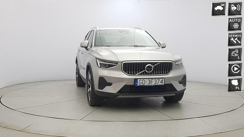 Srebrny Używany 2022 Volvo XC40 Plus SUV | 134 850 zł (Dość drogi) - Obraz 1/4