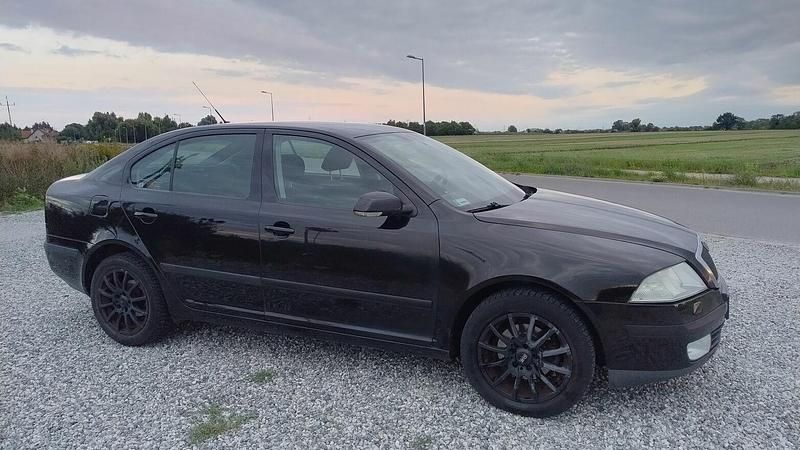 Czarny Używany 2007 Skoda Octavia Hatchback | 9900 zł (Uczciwa cena) - Obraz 1/4