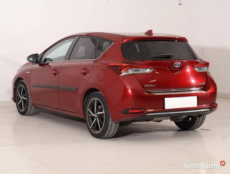 Używany Toyota Auris Hybrid 2017 Bordowy Hatchback