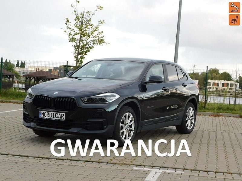 Czarny (metalik) Używany 2021 BMW 120 Hatchback | 75 555 zł - Obraz 1/4