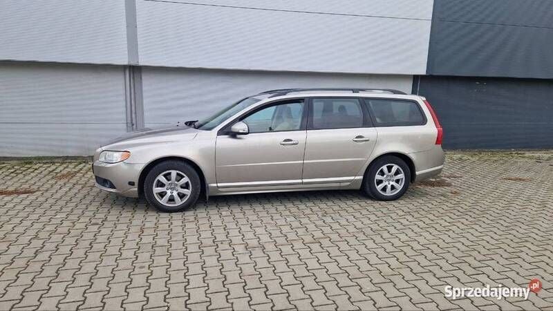 Używany Volvo V70 Momentum 145 KM (106 kW) 2008 Beżowy Kombi
