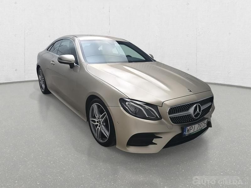 Złoty Używany 2018 Mercedes E220 Coupe | 95 325 zł - Obraz 1/4