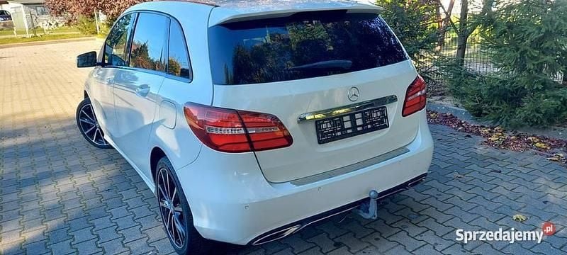 Biały Używany 2015 Mercedes A200 AMG line Minivan | 33 700 zł - Obraz 1/4