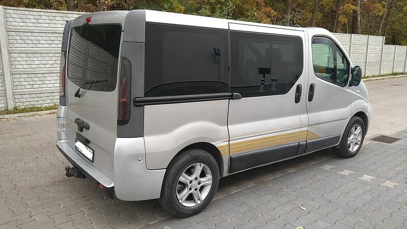 Używany Renault Trafic 2005 Srebrny Minivan