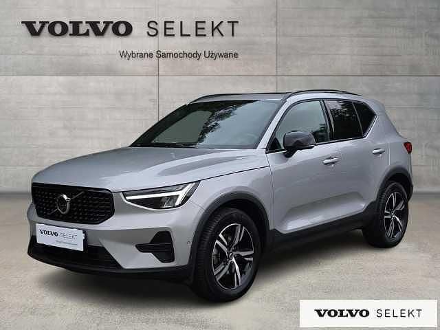 Srebrny Używany 2025 Volvo XC40 SUV | 179 900 zł (Dość drogi) - Obraz 1/3