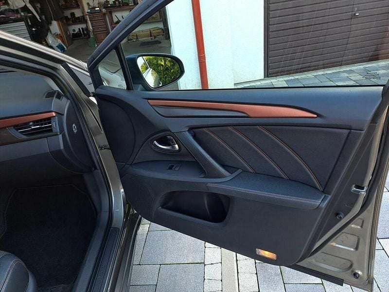 Używany Toyota Avensis 2016 Brązowobeżowy Kombi