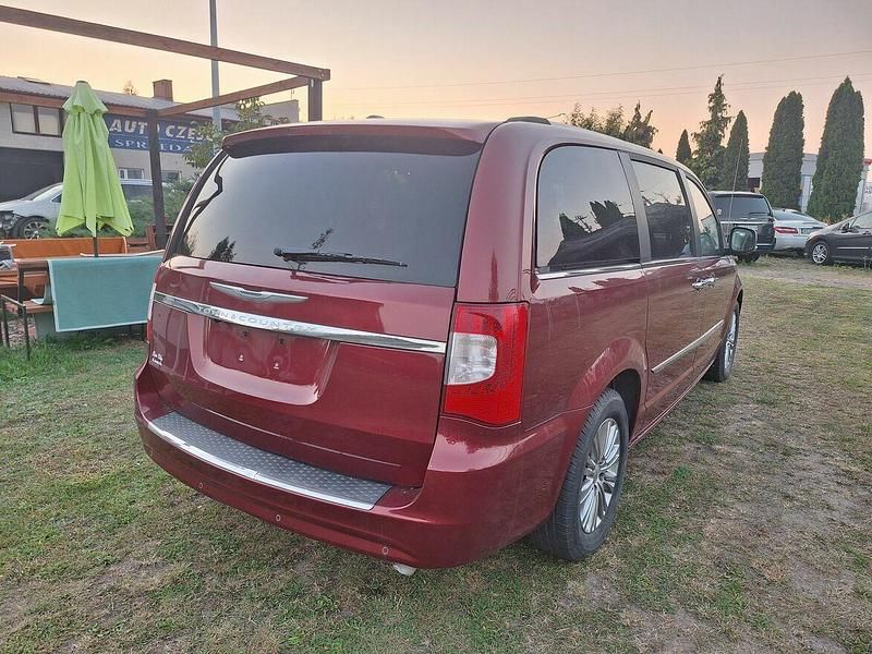 Używany Chrysler Town & Country 2016 Czerwony Minivan