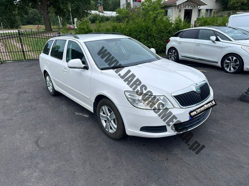 Używany Skoda Octavia 140 KM (102 kW) 2011 Biały Sedan/Limuzyna