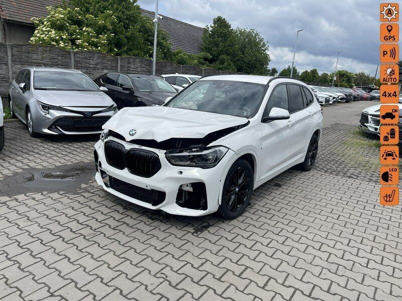 Biały (metalik, perła) Używany 2021 BMW X1 SUV | 56 900 zł - Obraz 1/4
