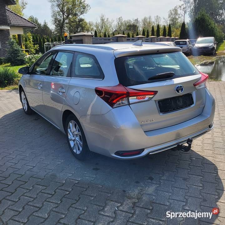 Używany Toyota Auris Hybrid 2018 Srebrny Kombi