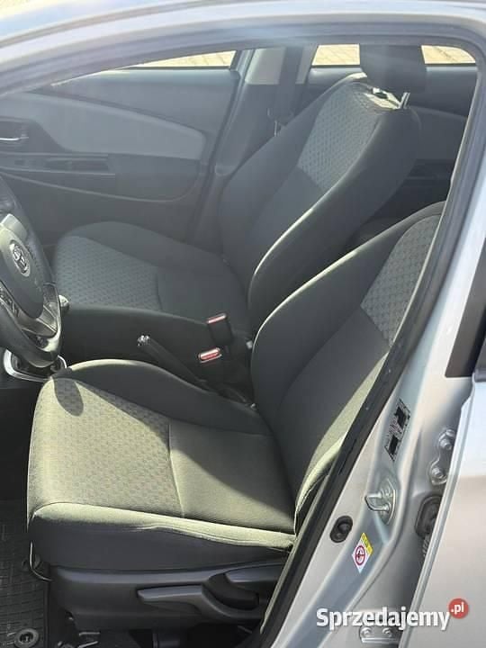 Używany Toyota Yaris 69 KM (50 kW) 2015 Srebrny Hatchback