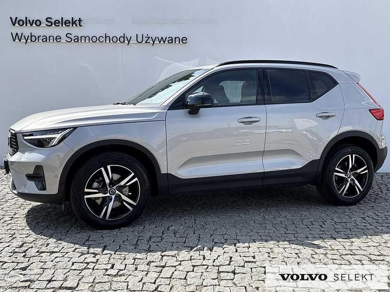 Srebrny Używany 2025 Volvo XC40 SUV | 174 900 zł (Uczciwa cena) - Obraz 1/3
