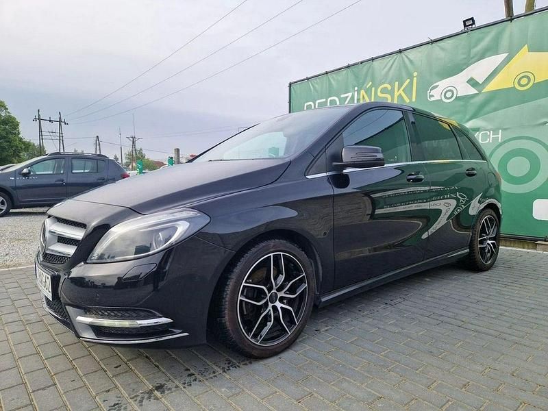 Czarny (metalik) Używany 2014 Mercedes B180 Minivan | 37 500 zł (Uczciwa cena) - Obraz 1/4