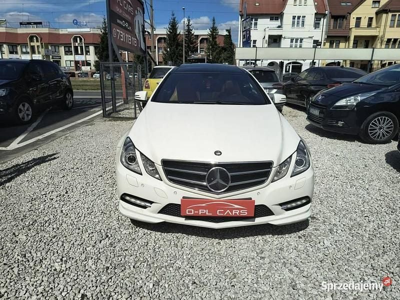 Biały (metalik) Używany 2012 Mercedes E350 Coupe | 62 900 zł - Obraz 1/4