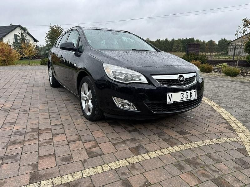 Czarny Używany 2012 Opel Astra Kombi | 26 800 zł (Dobra cena) - Obraz 1/4