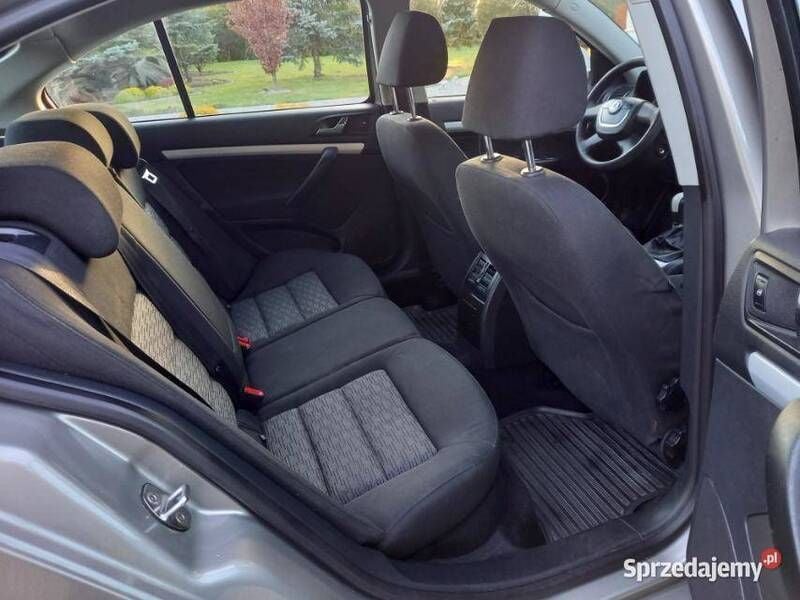 Używany Skoda Octavia Ambiente 122 KM (89 kW) 2010 Beżowy Sedan/Limuzyna