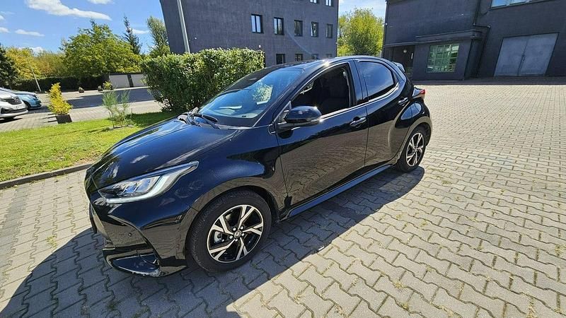Czarny (metalik, perła) Używany 2024 Toyota Yaris Hybrid Hatchback | 77 200 zł (Dobra cena) - Obraz 1/4