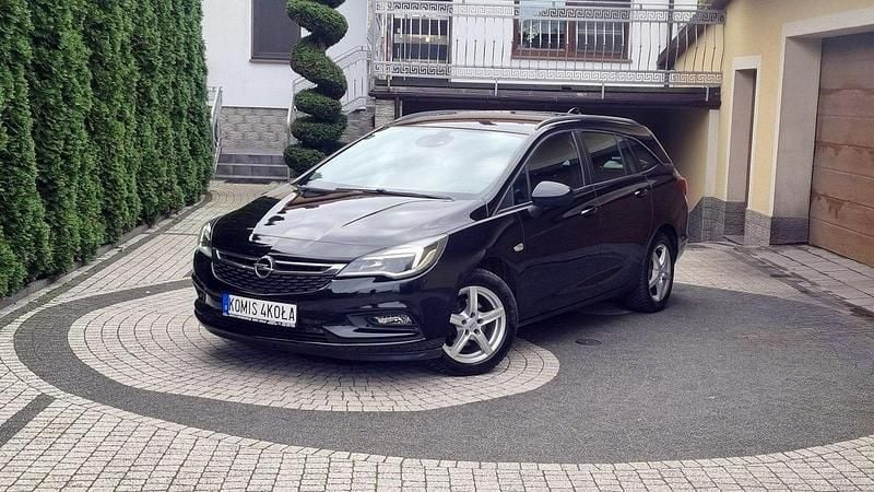 Czarny (metalik) Używany 2018 Opel Astra Kombi | 32 900 zł (Uczciwa cena) - Obraz 1/4
