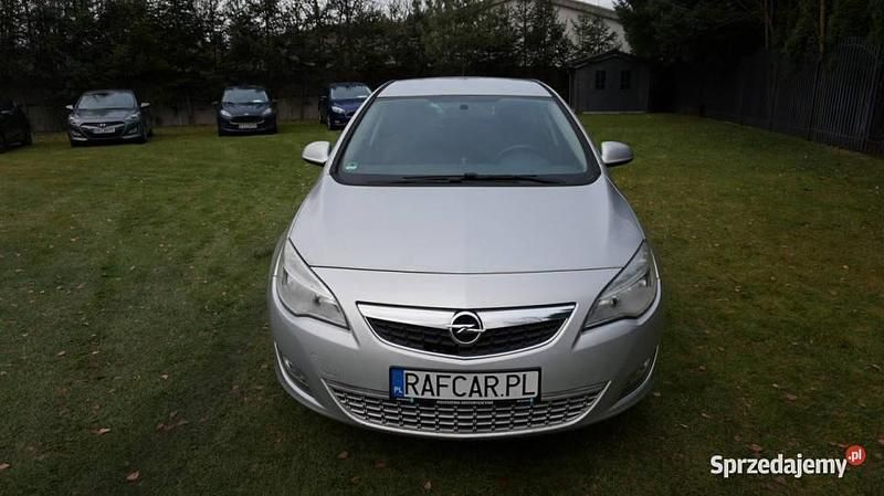 Srebrny (metalik) Używany 2010 Opel Astra Hatchback | 19 999 zł (Uczciwa cena) - Obraz 1/4