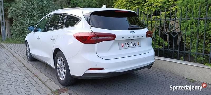 Biały Używany 2022 Ford Focus Titanium Kombi | 59 900 zł (Uczciwa cena) - Obraz 1/4