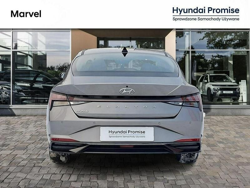 Używany Hyundai Elantra 2023 Brązowobeżowy Sedan/Limuzyna