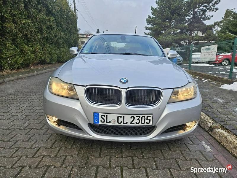 Srebrny (metalik) Używany 2011 BMW 318 Sedan/Limuzyna | 23 900 zł (Uczciwa cena) - Obraz 1/4