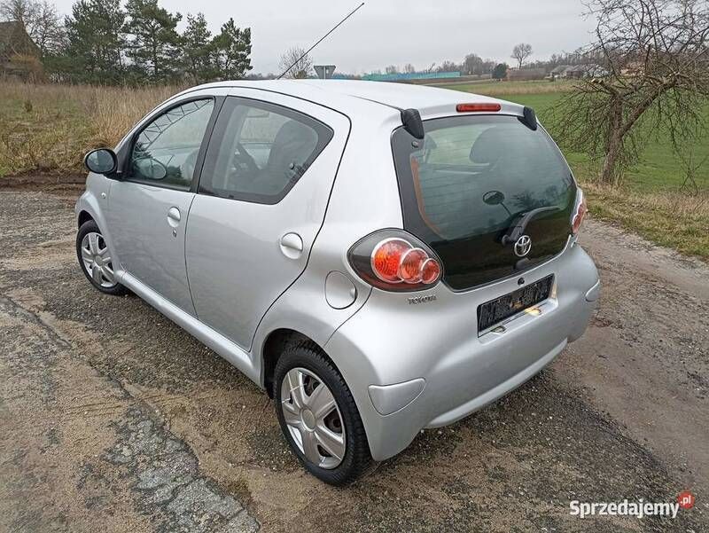 Srebrny Używany 2010 Toyota Aygo Hatchback | 18 800 zł (Uczciwa cena) - Obraz 1/4