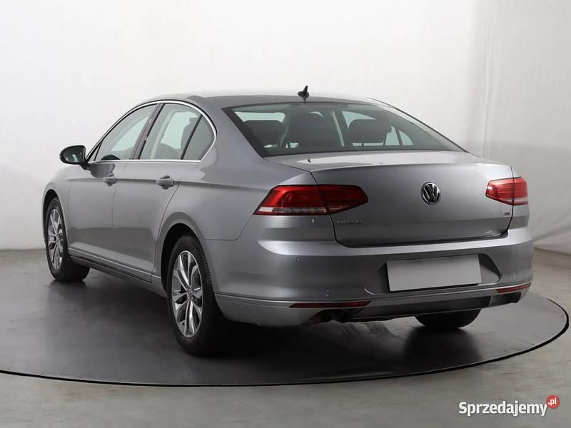 Używany VW Passat 180 KM (132 kW) 2017 Srebrny Sedan/Limuzyna
