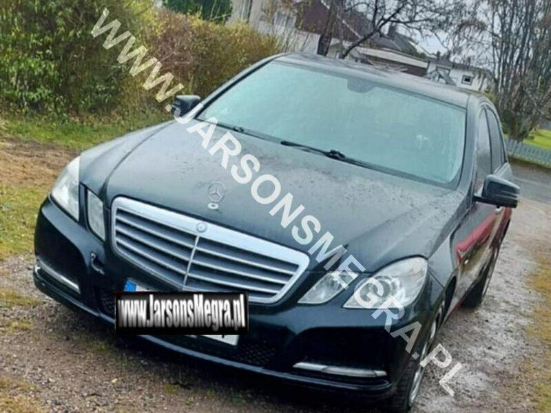 Czarny Używany 2012 Mercedes E200 Sedan/Limuzyna | 30 600 zł - Obraz 1/3