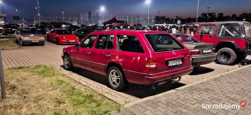 Czerwony Używany 1994 Mercedes E220 Sedan/Limuzyna | 18 900 zł - Obraz 1/4