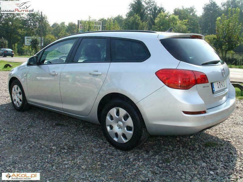 Używany Opel Astra Sport 125 KM (91 kW) 2011 Srebrny (metalik) Sedan/Limuzyna