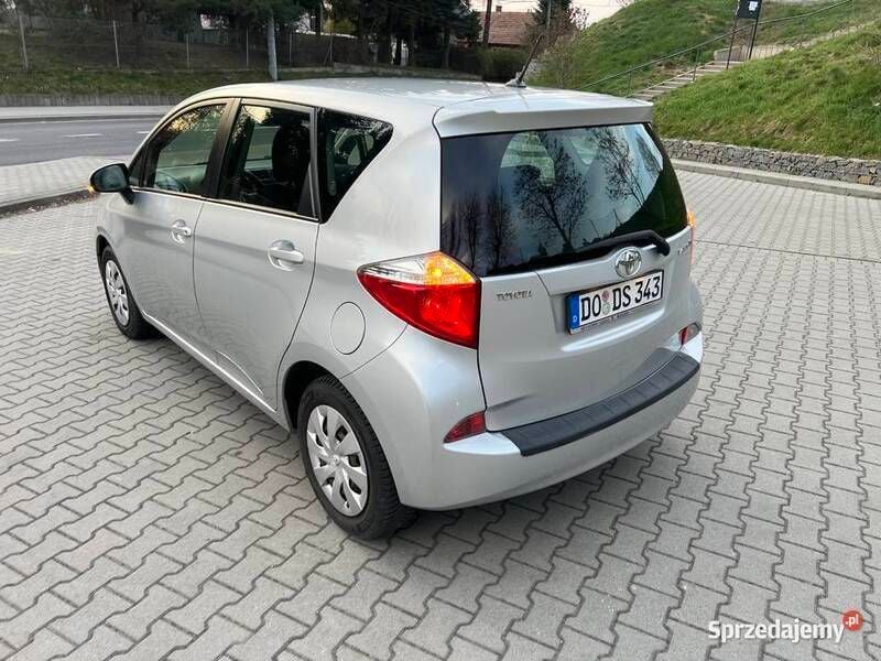 Używany Toyota Verso-S 2013 Srebrny Minivan
