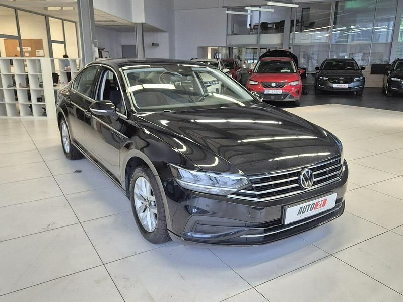 Czarny (metalik) Używany 2022 VW Passat Sedan/Limuzyna | 71 900 zł (Uczciwa cena) - Obraz 1/4