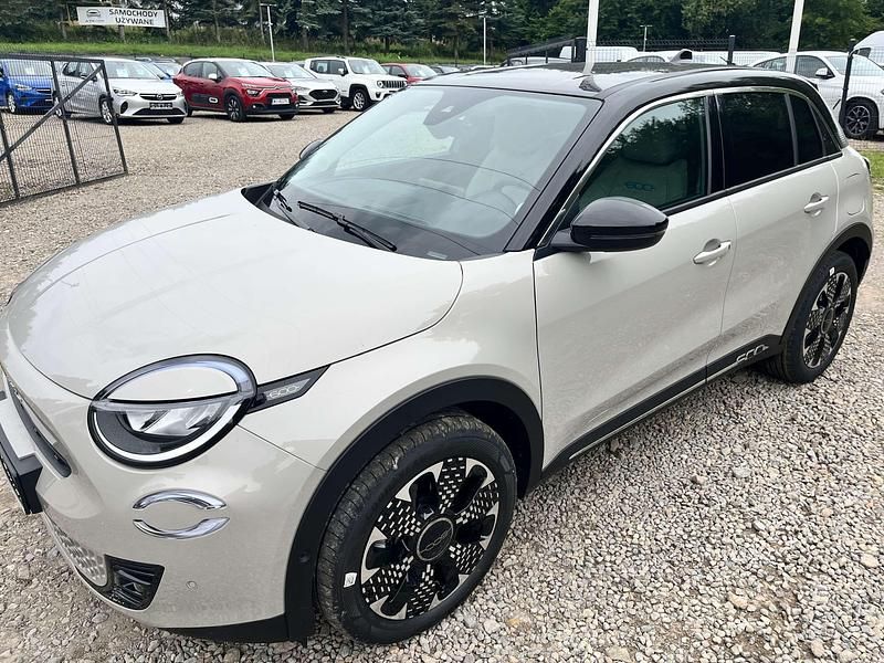 Nowe Fiat 600 La Prima 145 KM (106 kW) 2025 Lakier pastelowy biały gelato z dachem w kolorze czarny cinema Hatchback