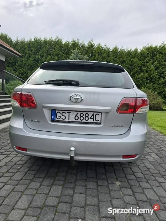 Używany Toyota Avensis Premium 126 KM (92 kW) 2011 Srebrny Sedan/Limuzyna