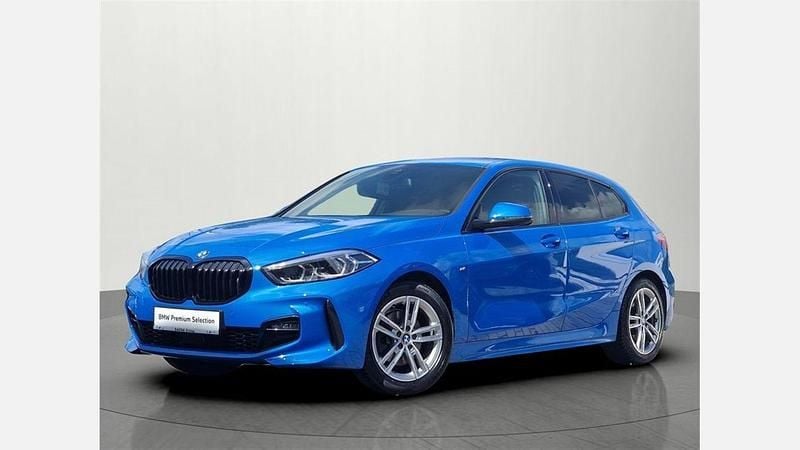 Niebieski misano m metalizowany Używany 2022 BMW 118 Shadowline Hatchback | 107 900 zł (Uczciwa cena) - Obraz 1/3