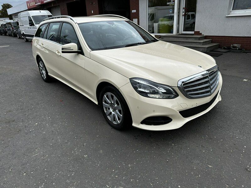 Kremowy Używany 2015 Mercedes E260 Sedan/Limuzyna | 21 500 zł - Obraz 1/4