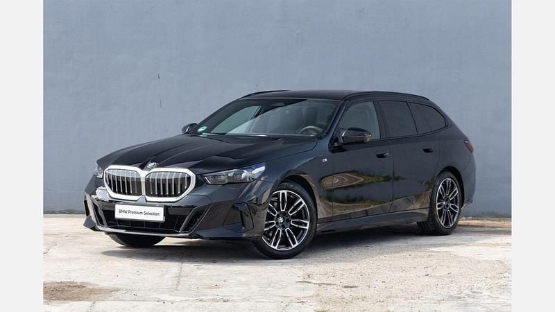 Czarny szafir metalizowany Używany 2024 BMW 520 Comfort Edition Kombi | 279 900 zł (Drogi) - Obraz 1/3