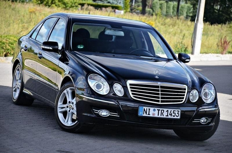 Brązowy (metalik, perła) Używany 2008 Mercedes E300 Sedan/Limuzyna | 31 900 zł - Obraz 1/4