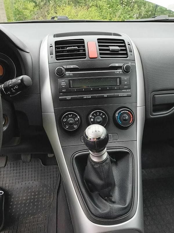 Używany Toyota Auris 99 KM (72 kW) 2013 Srebrny Hatchback