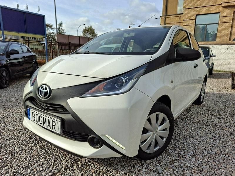 Biały Używany 2015 Toyota Aygo Hatchback | 26 500 zł (Uczciwa cena) - Obraz 1/4