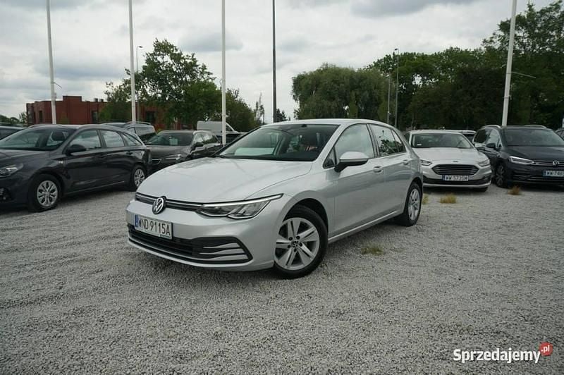 Srebrny (metalik) Używany 2022 VW Golf VIII Life Hatchback | 68 900 zł (Uczciwa cena) - Obraz 1/4