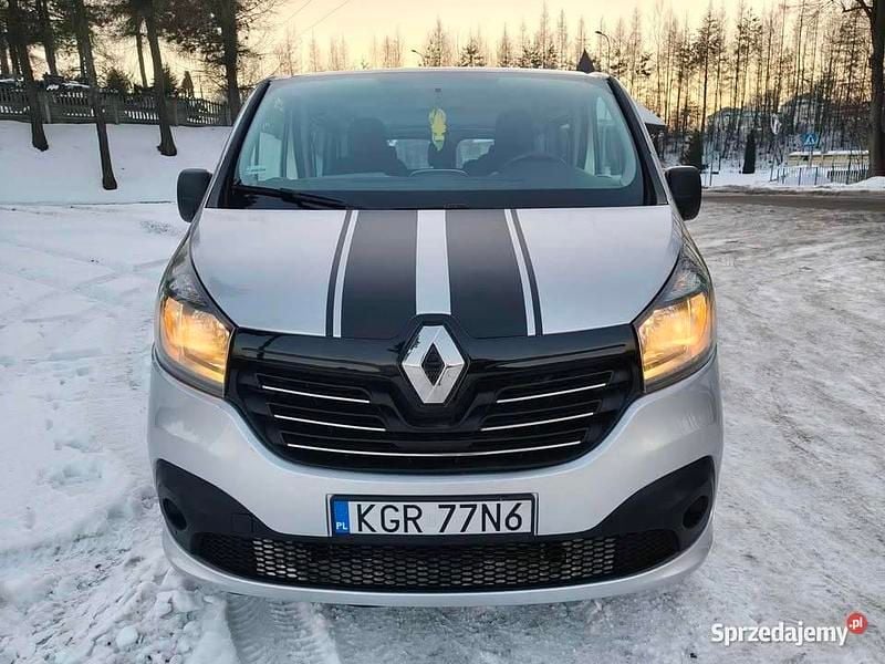 Srebrny Używany 2016 Renault Trafic Minivan | 54 700 zł (Uczciwa cena) - Obraz 1/4