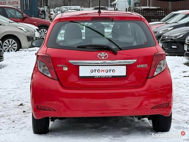 Używany Toyota Yaris 2012 Czerwony Hatchback